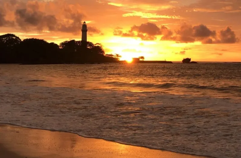 keindahan pantai santolo