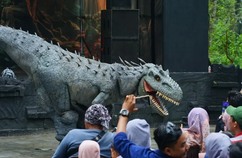 lihat dinosaurus di mojosemi forest park magetan