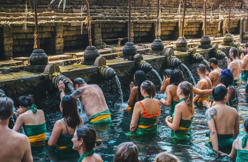 melukat di pura tirta empul