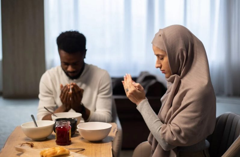 muslim membaca doa sambut idul fitri