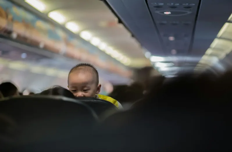 naik pesawat bersama anak