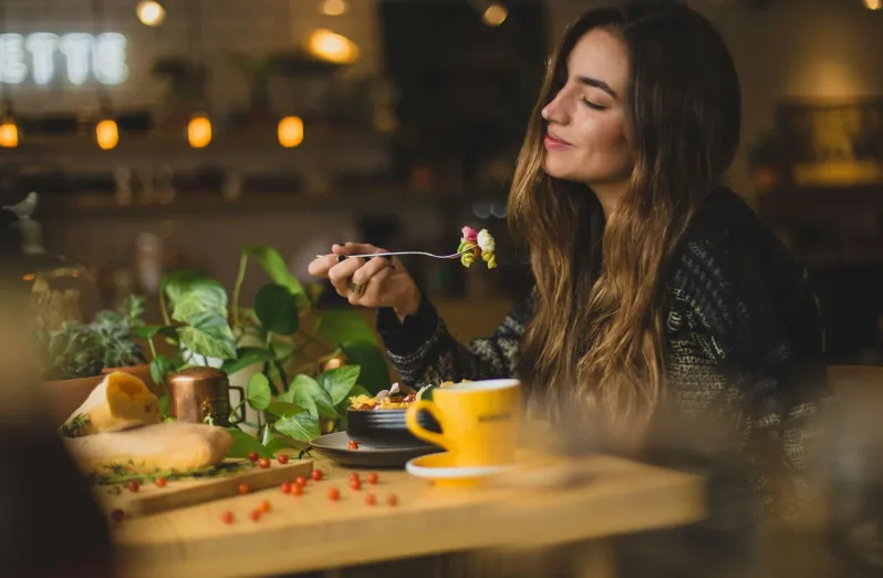 makan pakai tangan atau sendok makan