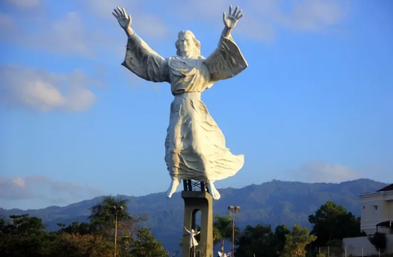 patung yesus di indonesia