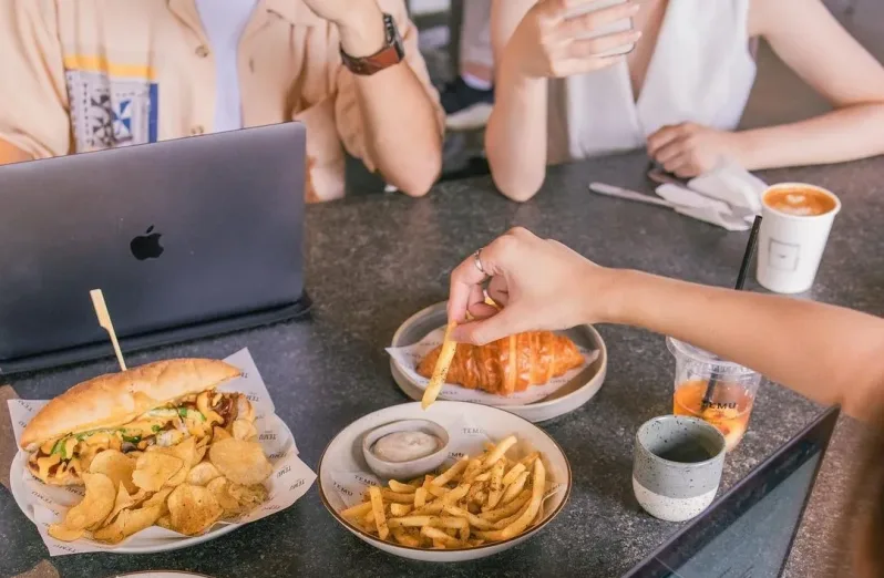 rekomendasi tempat makan di m bloc space