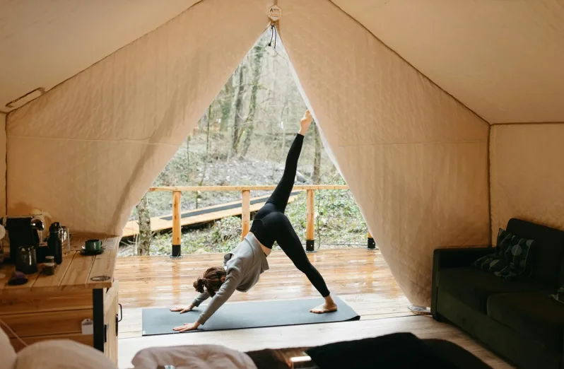 yoga di dalam glamping