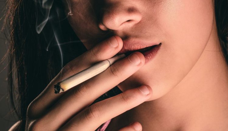 Kurangi kebiasaan merokok tips menjaga kesehatan tulang