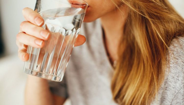 Minum air yang cukup tips jaga kesehatan hati