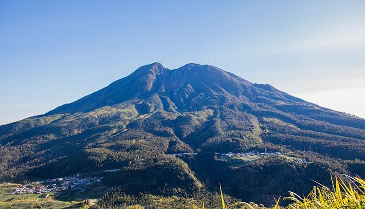 Gunung paling angker di Indonesia