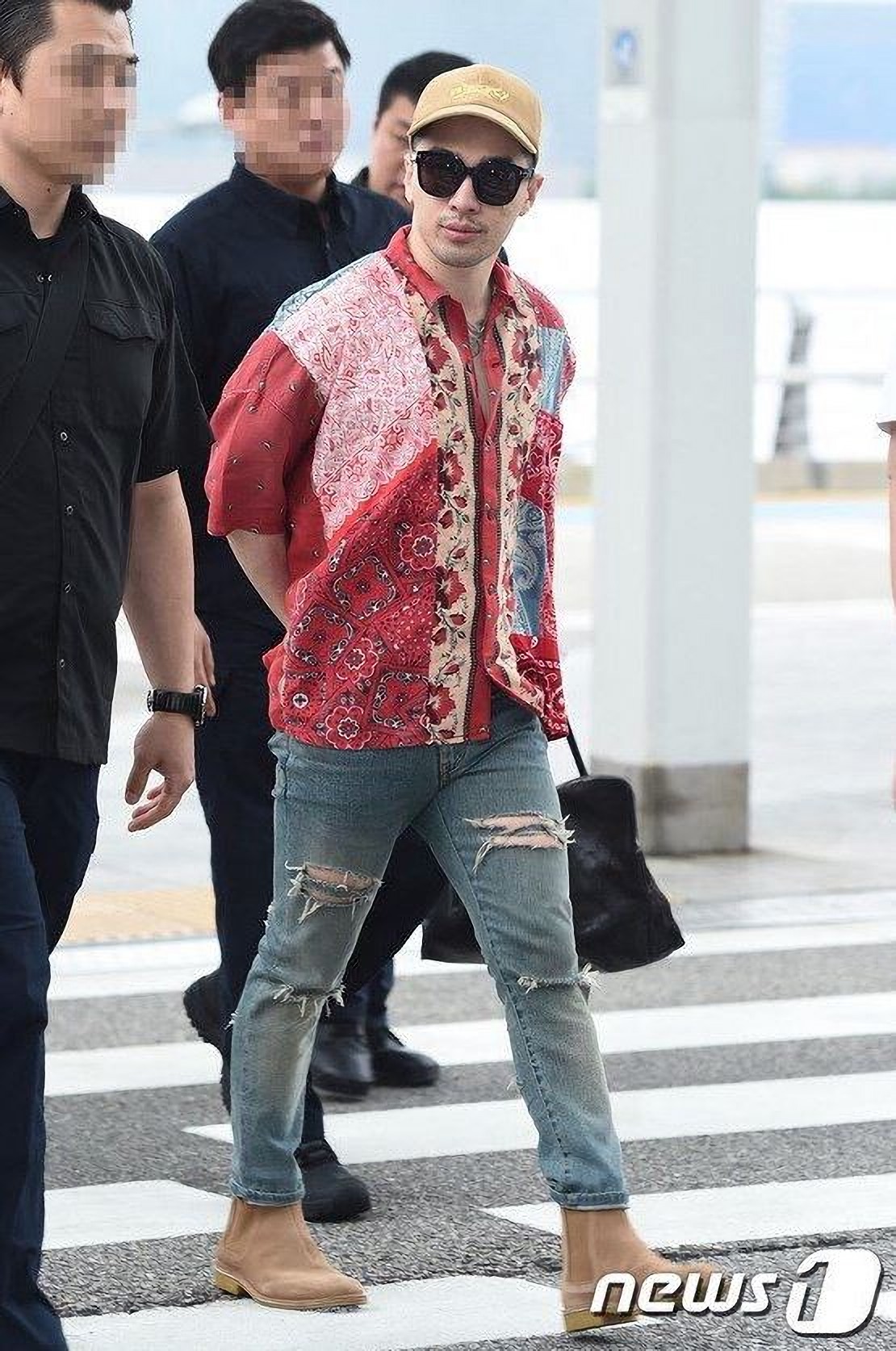 Taeyang Big Bang artis Kpop pakai batik