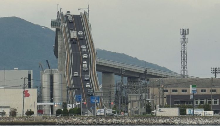 Eshima Ohashi Bridge 7 jembatan terunik di dunia