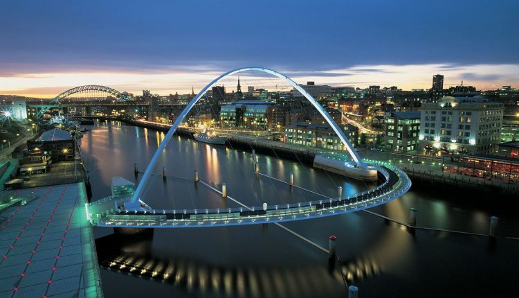 Gateshead Millennium Bridge 7 jembatan terunik di dunia
