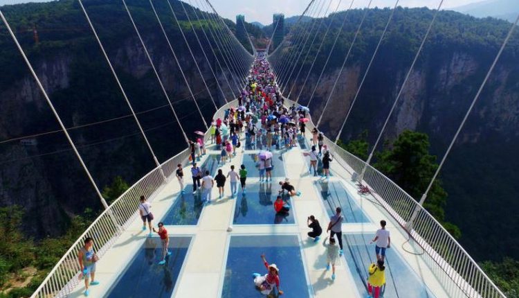Zhangjiajie Glass Footpath 7 jembatan terunik di dunia