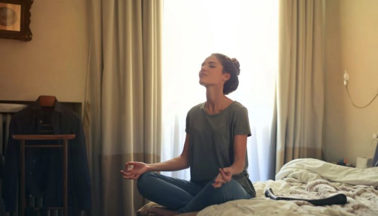 Lakukan meditasi tips melawan rasa malas