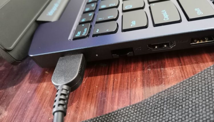 Charging laptop kebiasaan bikin laptop cepat rusak