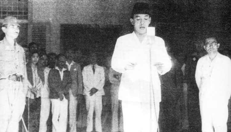 Soekarno membacakan proklamasi Fakta kemerdekaan Indonesia