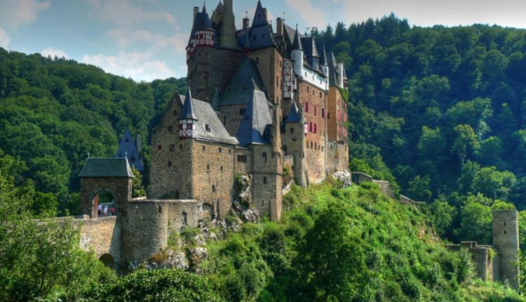 Burg Eltz Castle kisah kastil berhantu di dunia