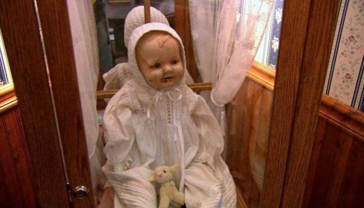 Boneka Mandy boneka berhantu paling menyeramkan