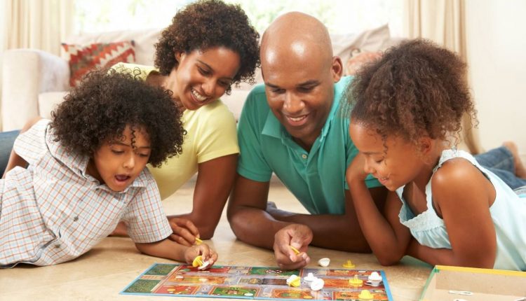 Melakukan permainan tips quality time keluarga