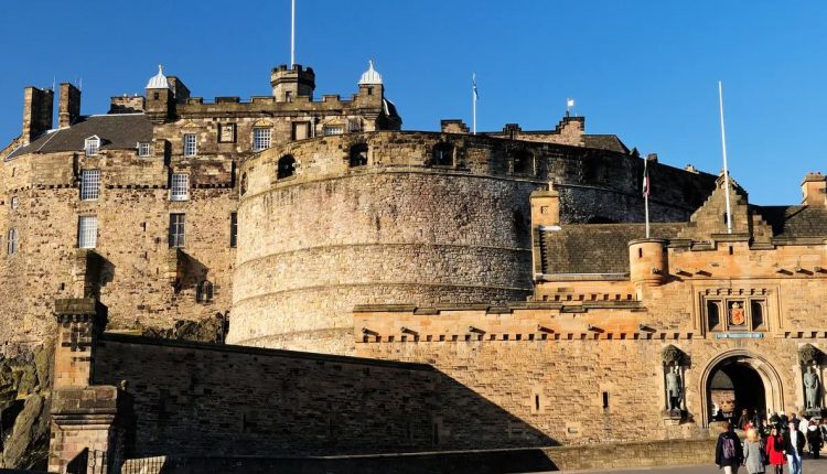 Edinburgh Castle kisah kastil berhantu di dunia