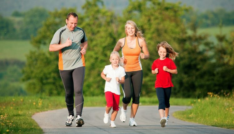 Olahraga bersama tips quality time keluarga