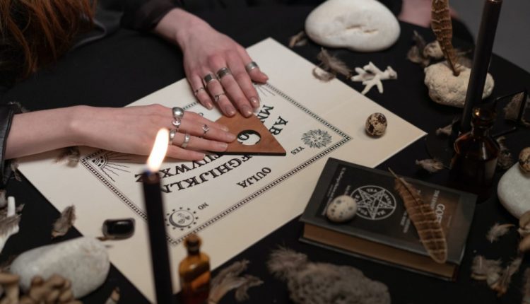 Papan Ouija permainan memanggil hantu