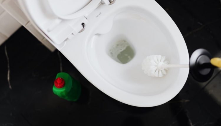 Membersihkan toilet tips membersihkan kamar mandi