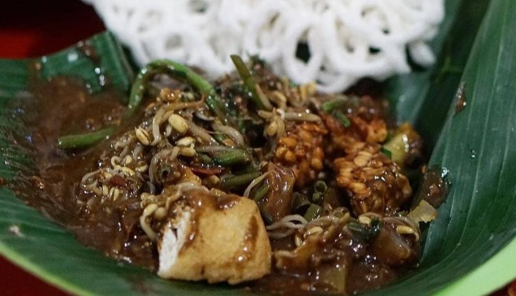 Rujak cingur makanan khas Jawa Timur