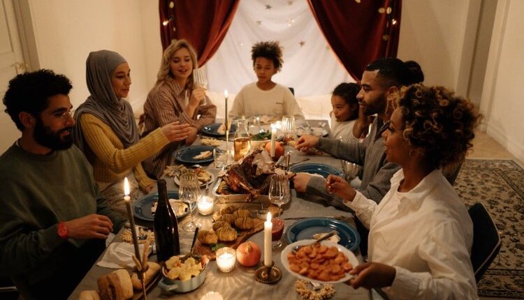 kumpul keluarga dengan makan bersama