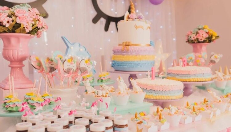 kue-kue di ruangan berwarna pink