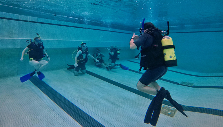 foto sekelompok orang berlatih scuba diving