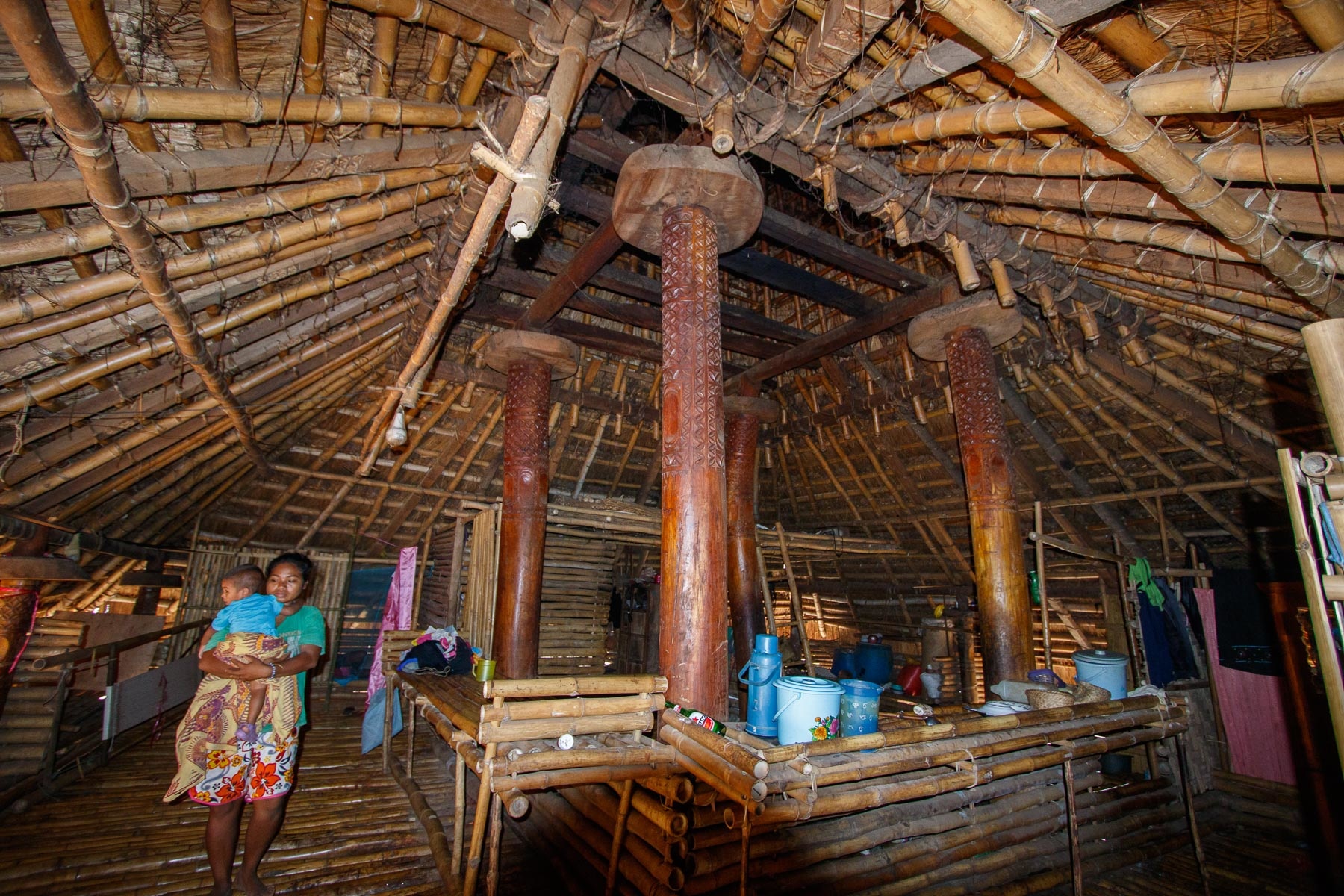 interior bagian dalam rumah adat sumba