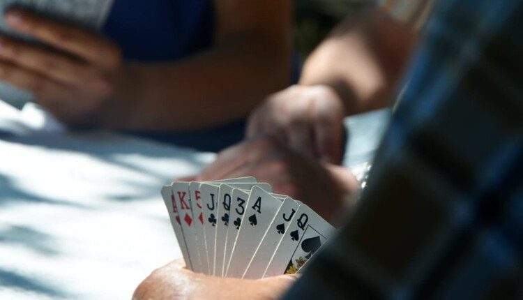 bermain kartu