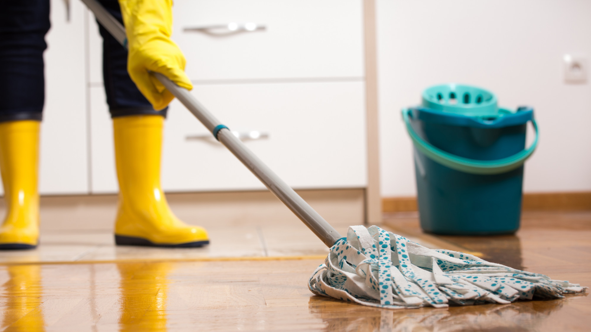 mengepel, salah satu aturan membersihkan rumah