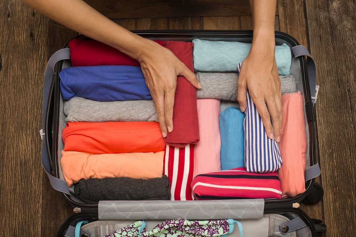 10 Cara Packing Baju Di Koper Yang Efisien Untuk Traveling