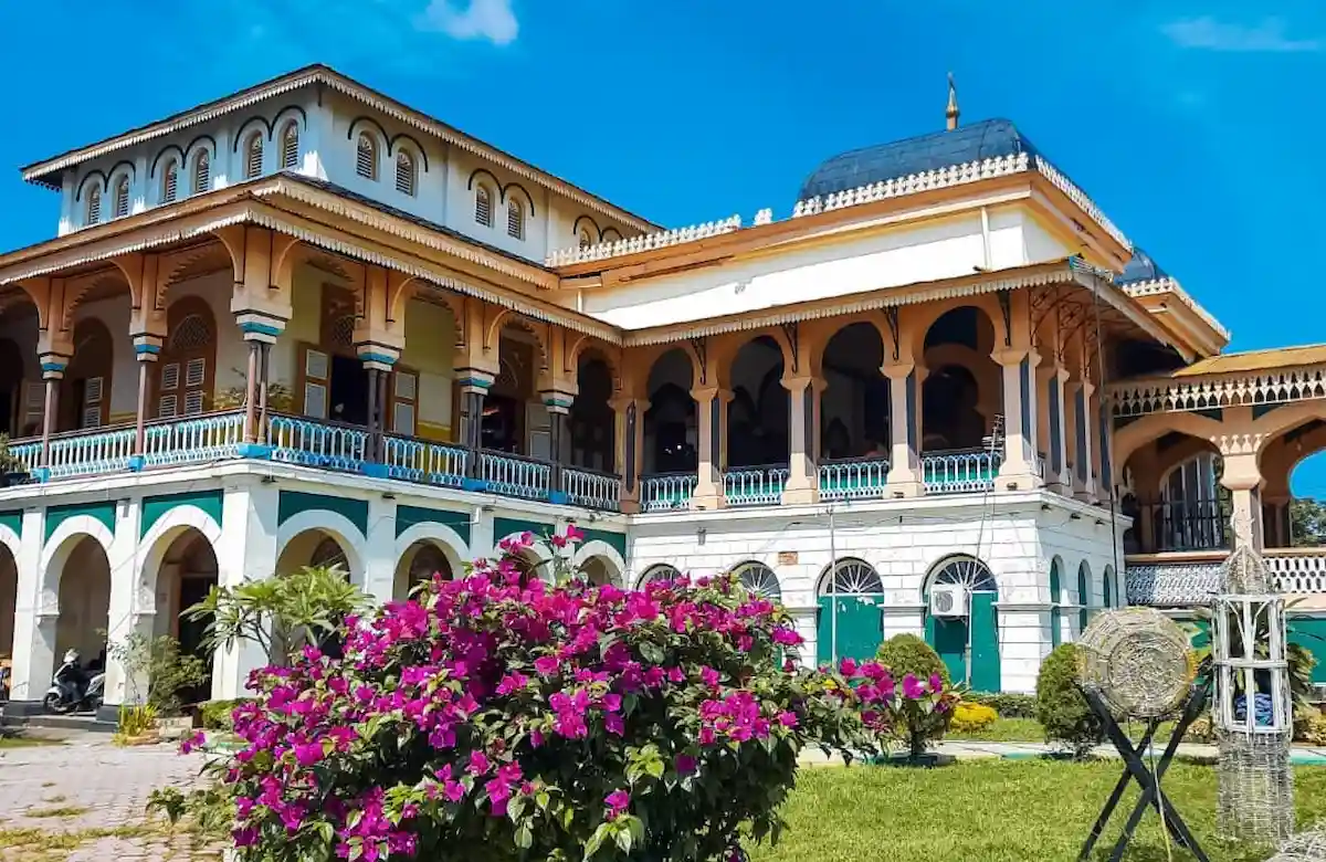 Sejarah Istana Maimun hingga Legenda Meriam Puntung di Medan
