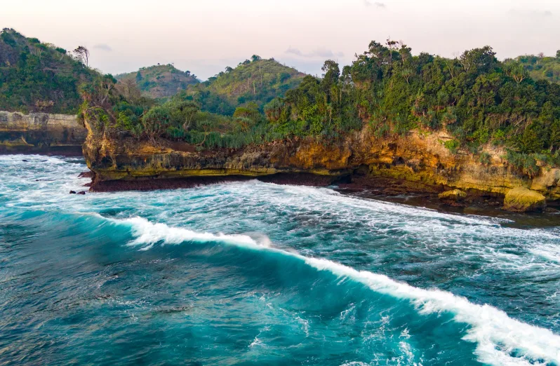 7 Pantai Malang Tercantik Dengan Pemandangan Menakjubkan!