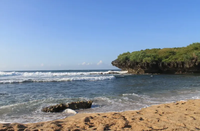 Pantai Sarangan Gunungkidul pemandangan laut dan tebing yang indah